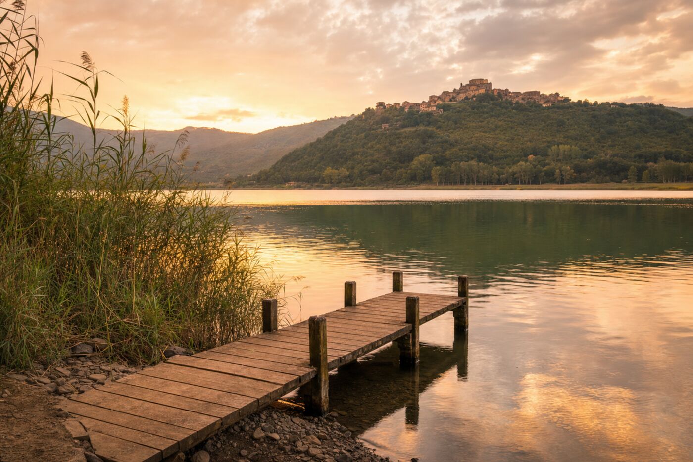 Il lungolago al tramonto